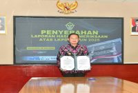 Bupati Lamongan Yuhronur Efendi menerima Laporan Hasil Pemeriksaan BPK RI Perwakilan Jawa Timur di Sidoarjo, Jumat, 29 Mei 2026. (Foto Dok Ho/RadarBangsa.co.id)