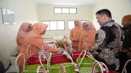 Sekda Kabupaten Malang bersama Ketua DWP saat pembinaan organisasi di DPMPTSP, Kamis, 7 Mei 2026. (Foto Dok Ho/RadarBangsa.co.id)