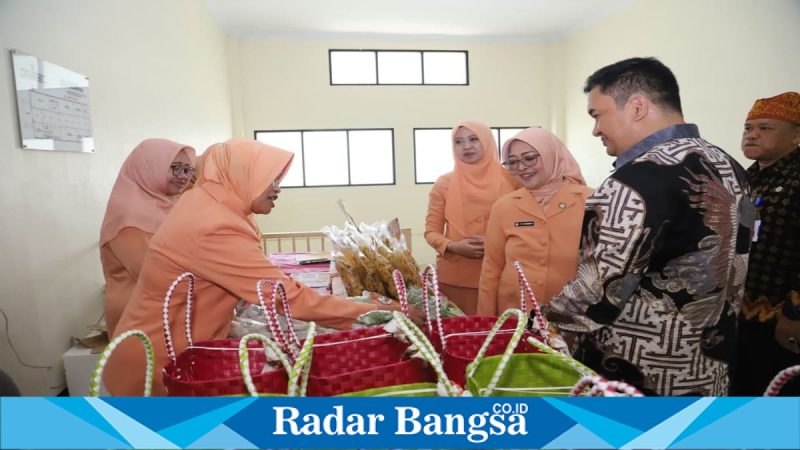 Sekda Kabupaten Malang bersama Ketua DWP saat pembinaan organisasi di DPMPTSP, Kamis, 7 Mei 2026. (Foto Dok Ho/RadarBangsa.co.id)