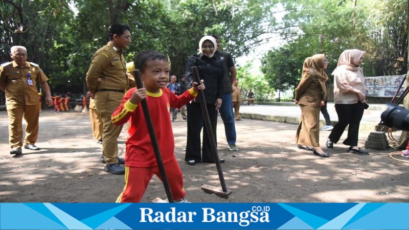Wakil Bupati Sidoarjo Mimik Idayana meninjau aktivitas anak di Kampung Lali Gadget, Senin (4/5/2026). (Foto Dok Ho/RadarBangsa.co.id)