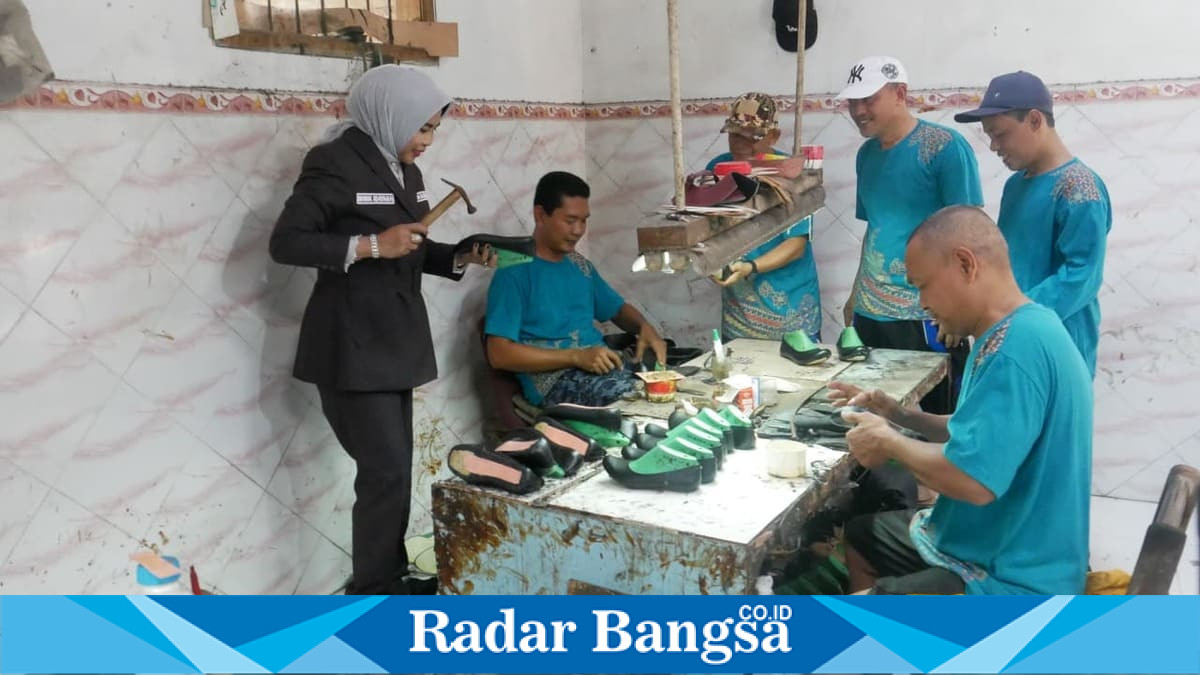 Wakil Bupati Sidoarjo Mimik Idayana meninjau proses produksi sepatu kulit di Galeri UMKM Givari Shoes, Krian, Kamis (21/5/2026). (Foto Dok Ho/RadarBangsa.co.id)
