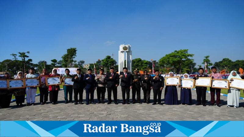 Upacara Hari Otonomi Daerah dan Hardiknas di Alun-Alun Sidoarjo, Sabtu (2/5/2026). (Foto Dok Ho/RadarBangsa.co.id)
