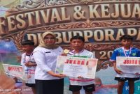 Siswa SDN Sumberbendo Mantup, Akhmad Naufal Ramadhan, usai meraih Juara 1 Atletik Kids Lamongan 2026, Rabu (6/5/2025). (Foto Dok Ho/RadarBangsa.co.id)