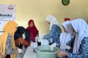 Siswa SMP Al Muslim Waru saat menjalankan aksi sosial dan pemberdayaan masyarakat dalam program Young Changemakers, Rabu (7/5/2026). (Foto Dok Ho/RadarBangsa.co.id)