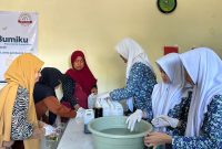 Siswa SMP Al Muslim Waru saat menjalankan aksi sosial dan pemberdayaan masyarakat dalam program Young Changemakers, Rabu (7/5/2026). (Foto Dok Ho/RadarBangsa.co.id)