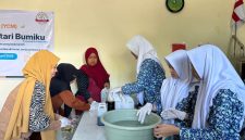 Siswa SMP Al Muslim Waru saat menjalankan aksi sosial dan pemberdayaan masyarakat dalam program Young Changemakers, Rabu (7/5/2026). (Foto Dok Ho/RadarBangsa.co.id)