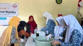 Siswa SMP Al Muslim Waru saat menjalankan aksi sosial dan pemberdayaan masyarakat dalam program Young Changemakers, Rabu (7/5/2026). (Foto Dok Ho/RadarBangsa.co.id)