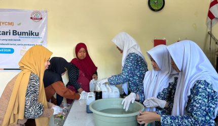 Siswa SMP Al Muslim Waru saat menjalankan program Young Changemakers di desa sekitar sekolah