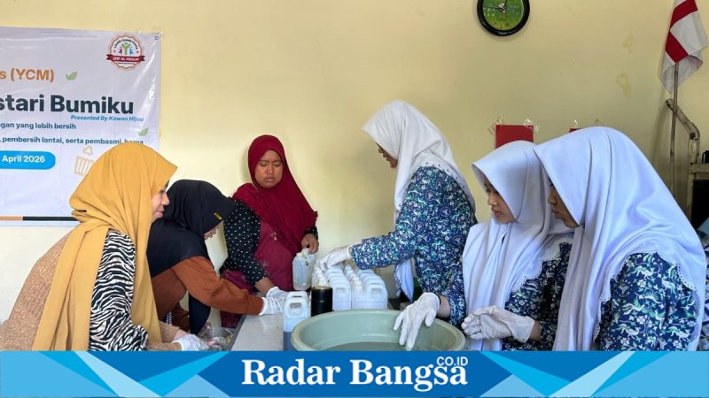 Siswa SMP Al Muslim Waru saat menjalankan aksi sosial dan pemberdayaan masyarakat dalam program Young Changemakers, Rabu (7/5/2026). (Foto Dok Ho/RadarBangsa.co.id)