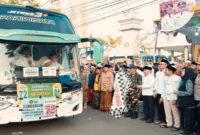 Wakil Bupati Bangkalan melepas keberangkatan jamaah calon haji di Masjid Agung Bangkalan, Minggu, 10 Mei 2026   (Foto Dok Ho/RadarBangsa.co.id)