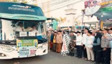 Wakil Bupati Bangkalan melepas keberangkatan jamaah calon haji di Masjid Agung Bangkalan, Minggu, 10 Mei 2026   (Foto Dok Ho/RadarBangsa.co.id)