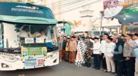 Wakil Bupati Bangkalan melepas keberangkatan jamaah calon haji di Masjid Agung Bangkalan, Minggu, 10 Mei 2026   (Foto Dok Ho/RadarBangsa.co.id)