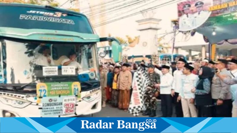 Wakil Bupati Bangkalan melepas keberangkatan jamaah calon haji di Masjid Agung Bangkalan, Minggu, 10 Mei 2026   (Foto Dok Ho/RadarBangsa.co.id)