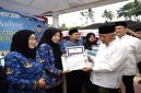 Bupati Malang M. Sanusi saat memberikan penghargaan kepada ASN berprestasi dalam kegiatan Subuh Keliling, Minggu (10/5/2026). (Foto Dok Ho/RadarBangsa.co.id)