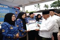 Bupati Malang M. Sanusi saat memberikan penghargaan kepada ASN berprestasi dalam kegiatan Subuh Keliling, Minggu (10/5/2026). (Foto Dok Ho/RadarBangsa.co.id)