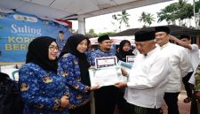 Bupati Malang M. Sanusi saat memberikan penghargaan kepada ASN berprestasi dalam kegiatan Subuh Keliling, Minggu (10/5/2026). (Foto Dok Ho/RadarBangsa.co.id)