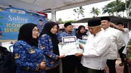 Bupati Malang M. Sanusi saat memberikan penghargaan kepada ASN berprestasi dalam kegiatan Subuh Keliling, Minggu (10/5/2026). (Foto Dok Ho/RadarBangsa.co.id)