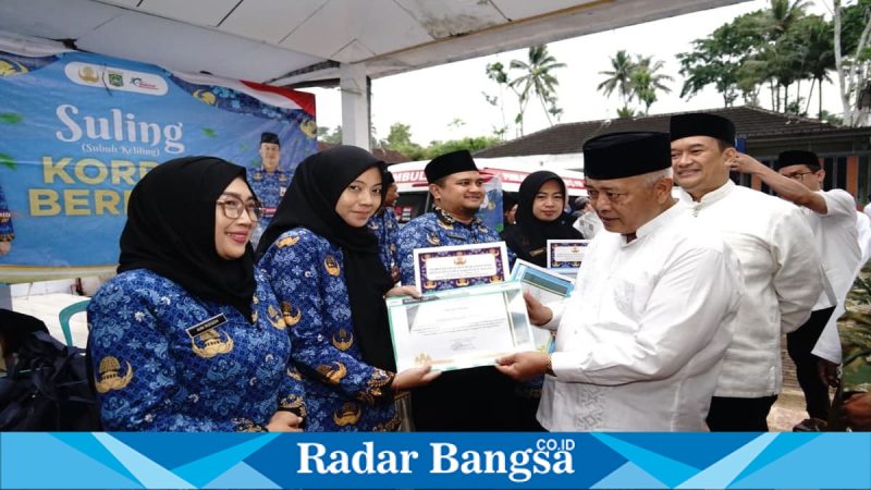 Bupati Malang M. Sanusi saat memberikan penghargaan kepada ASN berprestasi dalam kegiatan Subuh Keliling, Minggu (10/5/2026). (Foto Dok Ho/RadarBangsa.co.id)