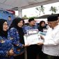 Bupati Malang M. Sanusi saat memberikan penghargaan kepada ASN berprestasi dalam kegiatan Subuh Keliling, Minggu (10/5/2026). (Foto Dok Ho/RadarBangsa.co.id)