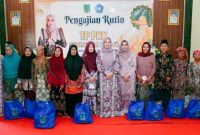 Ketua TP PKK Kabupaten Pasuruan Merita Rusdi Sutejo saat menyerahkan bansos di Kecamatan Lekok, Senin, 25 Mei 2026. (Foto Dok Ho/RadarBangsa.co.id)