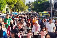 Ribuan warga mengikuti jalan sehat peringatan May Day di Alun-alun Jember, Minggu (3/5/2026). (Foto Dok Ho/RadarBangsa.co.id)