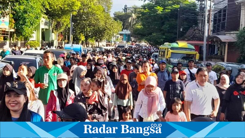 Ribuan warga mengikuti jalan sehat peringatan May Day di Alun-alun Jember, Minggu (3/5/2026). (Foto Dok Ho/RadarBangsa.co.id)