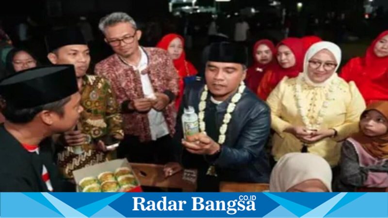 Bupati Bangkalan Lukman Hakim saat membuka Terak Bulan di Desa Kombangan, Jumat (1/5/2026). (Foto Dok Ho/RadarBangsa.co.id)