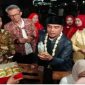 Bupati Bangkalan Lukman Hakim saat membuka Terak Bulan di Desa Kombangan, Jumat (1/5/2026). (Foto Dok Ho/RadarBangsa.co.id)