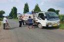 Petugas Polsek Solokuro menertibkan truk tanpa terpal di Desa Bluri, Senin (4/5/2026). (Foto Dok Ho/RadarBangsa.co.id)