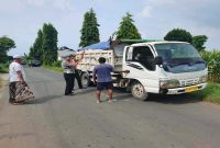 Petugas Polsek Solokuro menertibkan truk tanpa terpal di Desa Bluri, Senin (4/5/2026). (Foto Dok Ho/RadarBangsa.co.id)