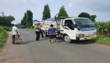 Petugas Polsek Solokuro menertibkan truk tanpa terpal di Desa Bluri, Senin (4/5/2026). (Foto Dok Ho/RadarBangsa.co.id)
