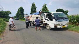 Petugas Polsek Solokuro menertibkan truk tanpa terpal di Desa Bluri, Senin (4/5/2026). (Foto Dok Ho/RadarBangsa.co.id)