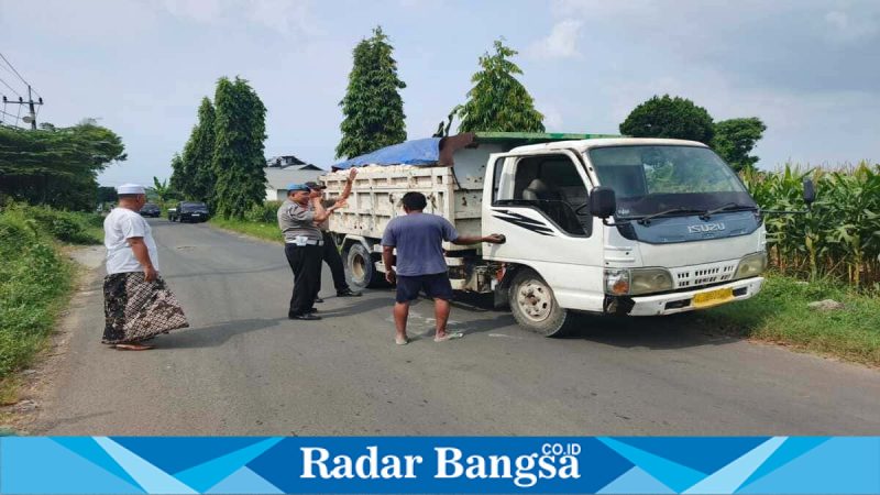Petugas Polsek Solokuro menertibkan truk tanpa terpal di Desa Bluri, Senin (4/5/2026). (Foto Dok Ho/RadarBangsa.co.id)