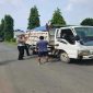Petugas Polsek Solokuro menertibkan truk tanpa terpal di Desa Bluri, Senin (4/5/2026). (Foto Dok Ho/RadarBangsa.co.id)