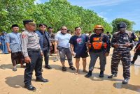 Tim SAR gabungan melakukan pencarian korban terseret ombak di Pantai Tajungan Sampang, Minggu (10/5/2026). (Foto Dok Ho/RadarBangsa.co.id)