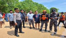Tim SAR gabungan melakukan pencarian korban terseret ombak di Pantai Tajungan Sampang, Minggu (10/5/2026). (Foto Dok Ho/RadarBangsa.co.id)