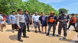 Tim SAR gabungan melakukan pencarian korban terseret ombak di Pantai Tajungan Sampang, Minggu (10/5/2026). (Foto Dok Ho/RadarBangsa.co.id)