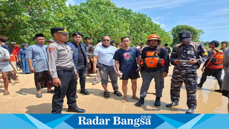 Tim SAR gabungan melakukan pencarian korban terseret ombak di Pantai Tajungan Sampang, Minggu (10/5/2026). (Foto Dok Ho/RadarBangsa.co.id)