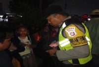 Petugas melakukan penanganan lokasi kecelakaan yang menewaskan seorang perempuan setelah tertemper kereta barang di Muktiharjo Kidul, Semarang, Sabtu, 30 Mei 2026. (Foto Dok Ho/RadarBangsa.co.id)