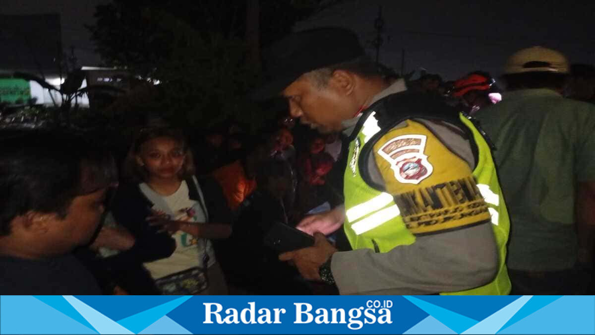Petugas melakukan penanganan lokasi kecelakaan yang menewaskan seorang perempuan setelah tertemper kereta barang di Muktiharjo Kidul, Semarang, Sabtu, 30 Mei 2026. (Foto Dok Ho/RadarBangsa.co.id)