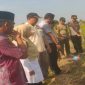 Petugas bersama warga melakukan evakuasi petani yang tewas akibat tersengat jebakan tikus listrik di Kecamatan Kalitengah, Lamongan. (Foto Dok Ho/RadarBangsa.co.id)