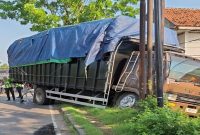 Anggota Polres Lamongan mengevakuasi kendaraan usai kecelakaan di Jalur Babat-Lamongan, Kamis, 28 Mei 2026. (Foto Dok Ho/RadarBangsa.co.id)