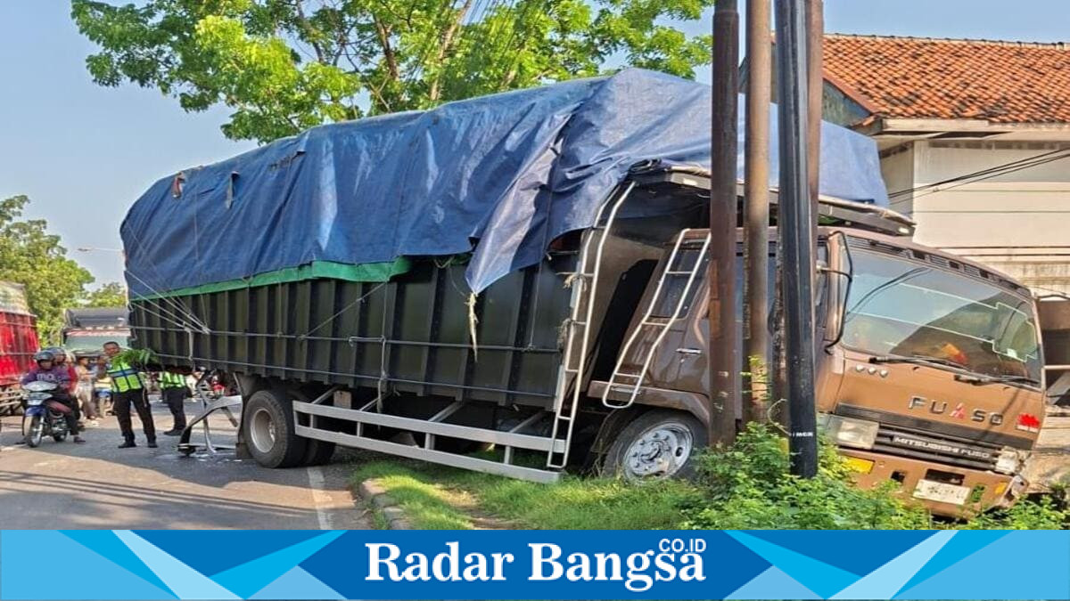 Anggota Polres Lamongan mengevakuasi kendaraan usai kecelakaan di Jalur Babat-Lamongan, Kamis, 28 Mei 2026. (Foto Dok Ho/RadarBangsa.co.id)