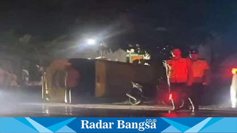 Petugas damkar menyemprot jalan akibat tumpahan solar di Arosbaya, Minggu (3/5/2026). (Foto Dok Ho/RadarBangsa.co.id)