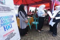 Bupati Banyuwangi menyerahkan surat rekomendasi HKI kepada pelaku UMKM saat program Bunga Desa di Balai Desa Kaotan, Kamis (7/5/2026). (Foto Dok Ho/RadarBangsa.co.id)