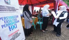 Bupati Banyuwangi menyerahkan surat rekomendasi HKI kepada pelaku UMKM saat program Bunga Desa di Balai Desa Kaotan, Kamis (7/5/2026). (Foto Dok Ho/RadarBangsa.co.id)