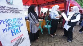 Bupati Banyuwangi menyerahkan surat rekomendasi HKI kepada pelaku UMKM saat program Bunga Desa di Balai Desa Kaotan, Kamis (7/5/2026). (Foto Dok Ho/RadarBangsa.co.id)