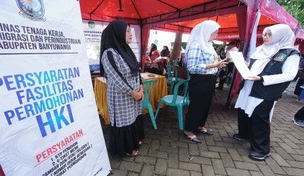 Bupati Banyuwangi menyerahkan surat rekomendasi HKI kepada pelaku UMKM di Desa Kaotan