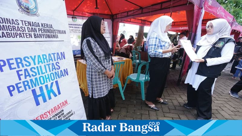 Bupati Banyuwangi menyerahkan surat rekomendasi HKI kepada pelaku UMKM saat program Bunga Desa di Balai Desa Kaotan, Kamis (7/5/2026). (Foto Dok Ho/RadarBangsa.co.id)