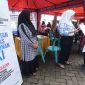 Bupati Banyuwangi menyerahkan surat rekomendasi HKI kepada pelaku UMKM saat program Bunga Desa di Balai Desa Kaotan, Kamis (7/5/2026). (Foto Dok Ho/RadarBangsa.co.id)